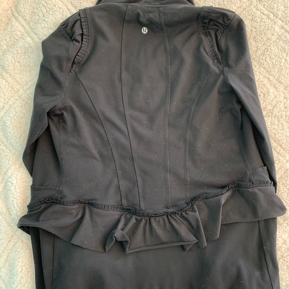 LULULEMON BLACK WOMANS MEDIUM RUFFLED WAIST ZIP UP. Gently loved - Picture 4 of 6